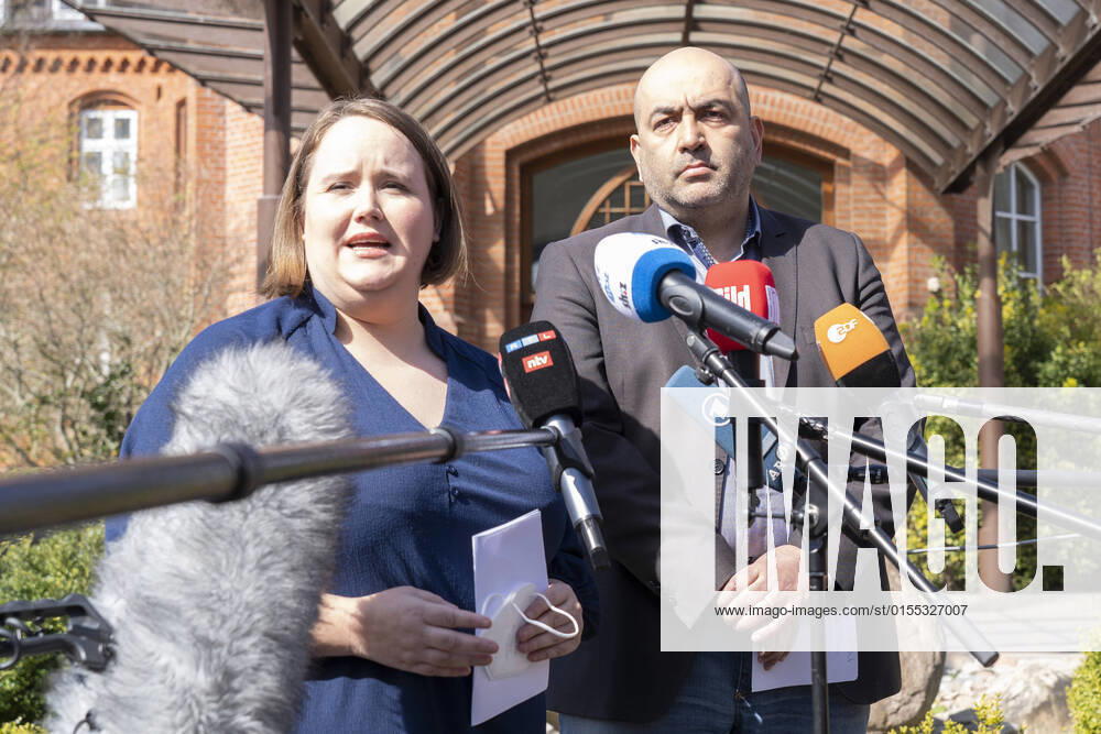 Klausur des Bundesvorstandes von Bündnis90 Die Grünen in Husum Pressestatement zum Rücktritt der Bundesministerin Anne Spiegel - Ricarda Lang, Bundesvorsitzende und Omid Nouripour, Bundesvorsitzender;Klausur des Bundesvorstandes von Bündnis90 Die Grünen in Husum Pressestatement zum Rücktritt der Bundesministerin Anne Spiegel - Ricarda Lang, Bundesvorsitzende und Omid Nouripour, Bundesvorsitzender, Husum Schleswig-Holstein Deutschland Hotel Altes Gymnasium