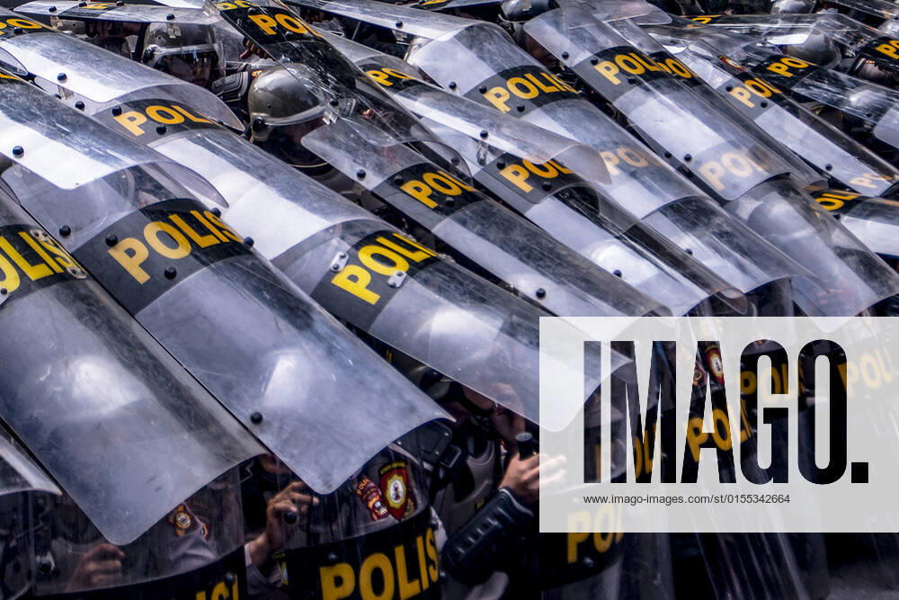 Police guarding student demonstrations refuse to take steps to increase Indonesia s presidential mandate in Palembang. Palembang Indonesia - ZUMAp194 20220411_zip_p194_004