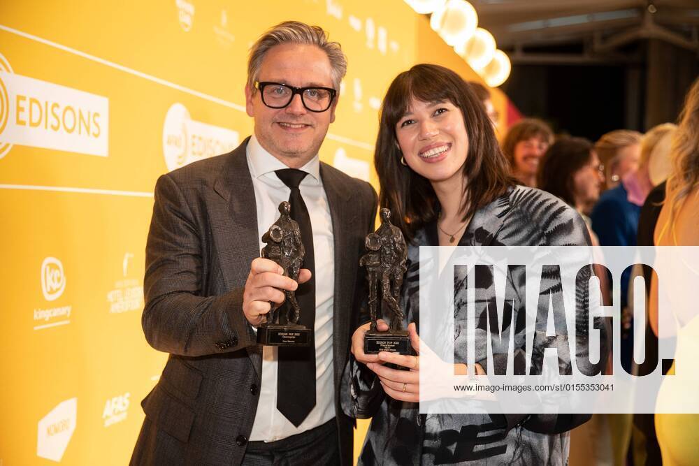 2022-04-11 19:23:43 LEUSDEN - Guus Meeuwis with his Pop Edison Oeuvre Prize after the presentation of the Edison Pop Prizes 2022 together with singer Meau, who received an Edison for best newcomer. ANP KIPPA PAUL BERGEN netherlands out - belgium out