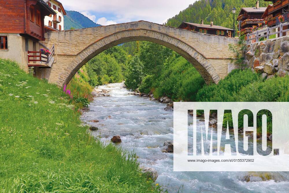 Alte Fußgängerbrücke über die Binn im Binntal, Binn, Kanton Wallis, Schweiz, Europa
