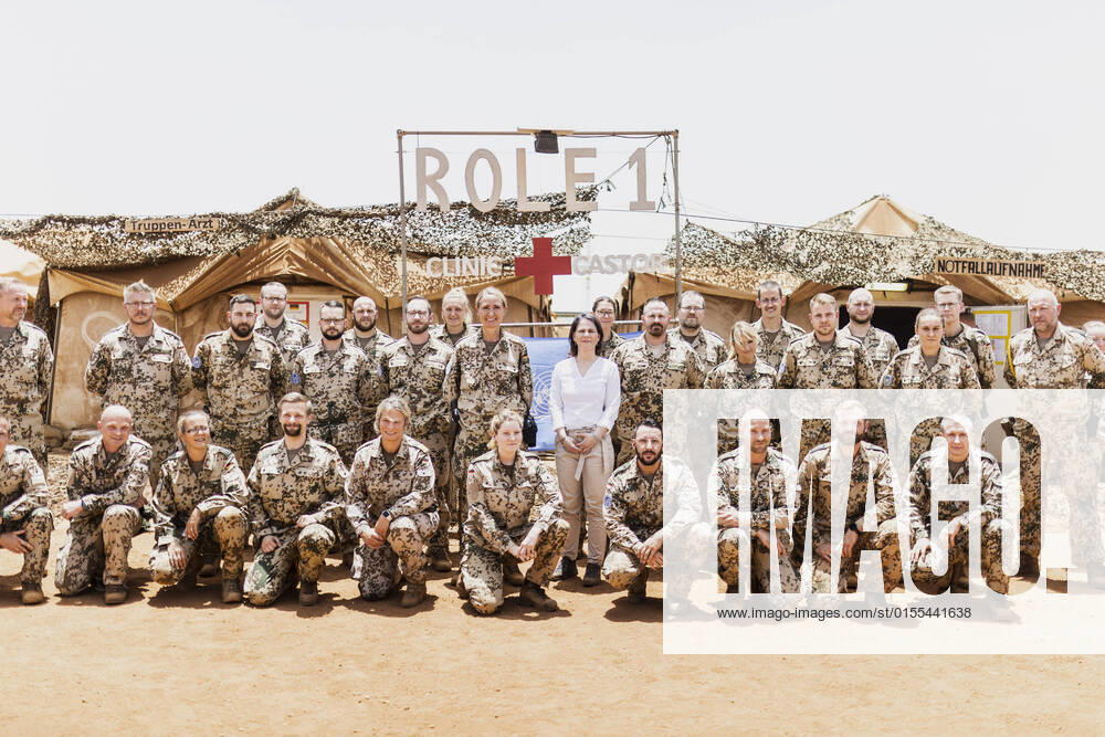 Annalena Baerbock (Buendnis 90 Die Gruenen), Bundesaussenministerin, aufgenommen beim Sanitaetsstation Role 1 im Camp Castor in Gao, 12.04.2022. Aussenministerin Baerbock reist nach Mali und Niger, um sich ein Bild ueber sich Sicherheitslage und der politischen Lage zu machen. Gao Mali
