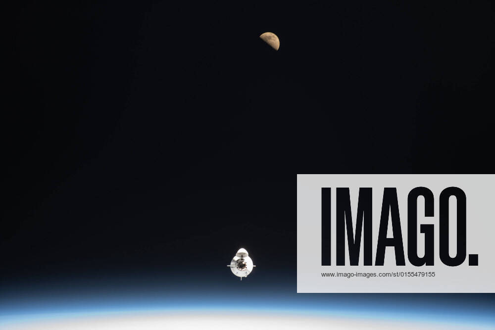 KW15 SpaceX s Dragon spacecraft, carrying the crew of Michael López-Alegría, a retired NASA astronaut; Larry Connor, a real estate and technology entrepreneur; Mark Pathy, a Canadian businessman; and Eytan Stibbe, an Israeli entrepreneur and former fighter jet pilot, part of Axiom Space s Ax-1 mission, is pictured on approach to the International Space Station. The Dragon capsule is expected to dock with the orbiting laboratory on Saturday, April 9, 2022. WAX2022041203 SPACEX