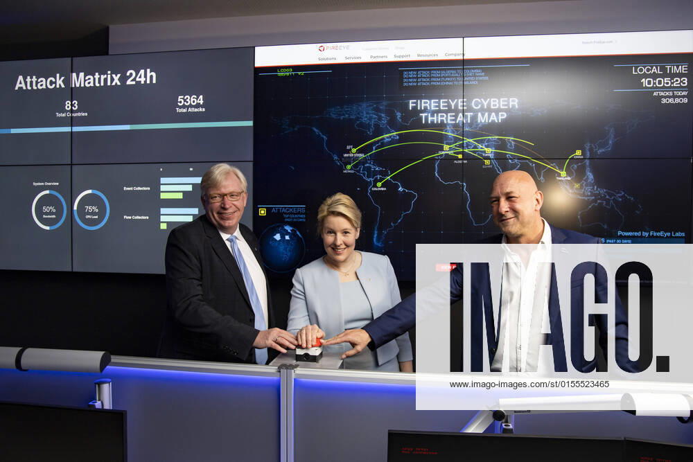 (L-R) Staatssekretaer fuer Digitales und Verwaltungsmodernisierung und Chied Digital Officer des Landes Berlin Ralf Kleindiek, Die Regierende Buergermeisterin von Berlin Franziska Giffey und Vorstand des ITDZ Marc Boettcher bei der Eroeffnung des Security Operations Center im ITDZ in Berlin am 13. April 2022. Eroeffnung des Security Operations Center im ITDZ in Berlin