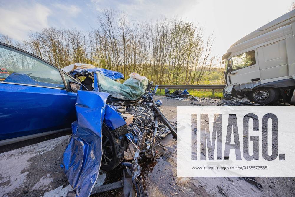 PKW kracht frontal in LKW - Fahrer stirbt noch im Fahrzeug. Feuerwehr kann nur noch den toten bergen 13.04.2022: Am frühen Abend des 13.04.2022 kam es gegen 17:20Uhr zu einem tödlichen Verkehrsunfall auf der L1100 bei Ludwigsburg. Die Umstände sind aktuell noch unklar, weshalb der LKW mit dem PKW zwischen Poppenweiler und Neckarweihingen frontal zusammengestoßen ist. In dem Hybrid-PKW war der Fahrer schwerst eingeklemmt. Er verstarb noch währen den anlaufenden Rettungsmaßnahmen der Feuerwehr in seinem Fahrzeug. Aktuell ist die L1100 wegen den Bergungsarbeiten derzeit noch gesperrt. Die Sperrung wird auch noch einige Zeit andauern. Im Einsatz neben der Polizei mit mehreren Streifen, waren Notfallsanitäter mit Rettungsfahrzeugen sowie Notärzt