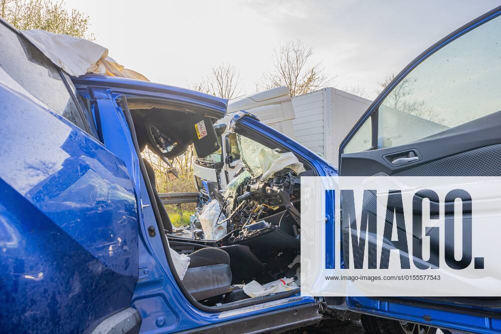PKW kracht frontal in LKW - Fahrer stirbt noch im Fahrzeug. Feuerwehr kann nur noch den toten bergen 13.04.2022: Am frühen Abend des 13.04.2022 kam es gegen 17:20Uhr zu einem tödlichen Verkehrsunfall auf der L1100 bei Ludwigsburg. Die Umstände sind aktuell noch unklar, weshalb der LKW mit dem PKW zwischen Poppenweiler und Neckarweihingen frontal zusammengestoßen ist. In dem Hybrid-PKW war der Fahrer schwerst eingeklemmt. Er verstarb noch währen den anlaufenden Rettungsmaßnahmen der Feuerwehr in seinem Fahrzeug. Aktuell ist die L1100 wegen den Bergungsarbeiten derzeit noch gesperrt. Die Sperrung wird auch noch einige Zeit andauern. Im Einsatz neben der Polizei mit mehreren Streifen, waren Notfallsanitäter mit Rettungsfahrzeugen sowie Notärzt