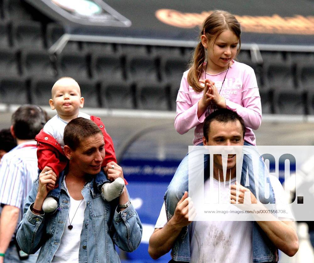 Markus Beierle (Frankfurt) feiert mit seiner Familie den Aufstieg Fußball 2. BL Herren Saison 2004 2005, Eintracht Frankfurt, Aufstieg, Aufsteiger, Aufstiegsfeier, Feier Gruppe Frankfurt M.