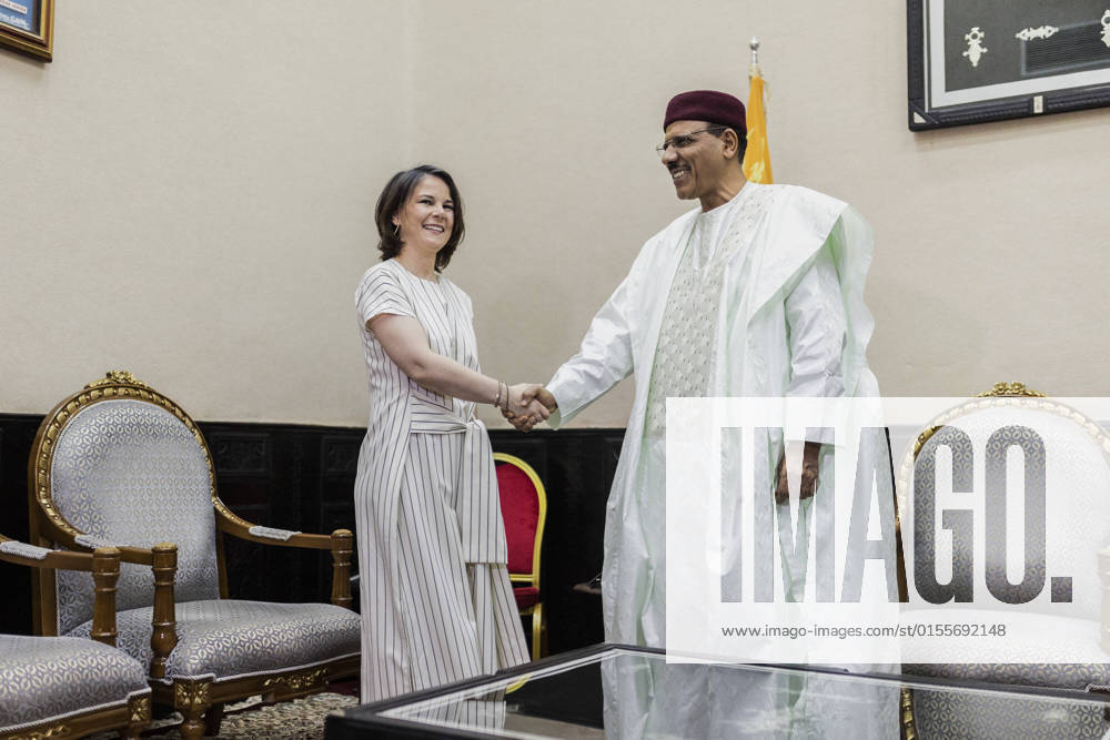 (L-R) Annalena Baerbock (Buendnis 90 Die Gruenen), Bundesaussenministerin, und Mohamed Bazoum, Praesident von Niger, aufgenommen im Rahmen eines gemeinsamen Gespraeches in Niamey, 14.04.2022. Aussenministerin Baerbock reist nach Mali und Niger, um sich ein Bild ueber sich Sicherheitslage und der politischen Lage zu machen. Niamey Niger