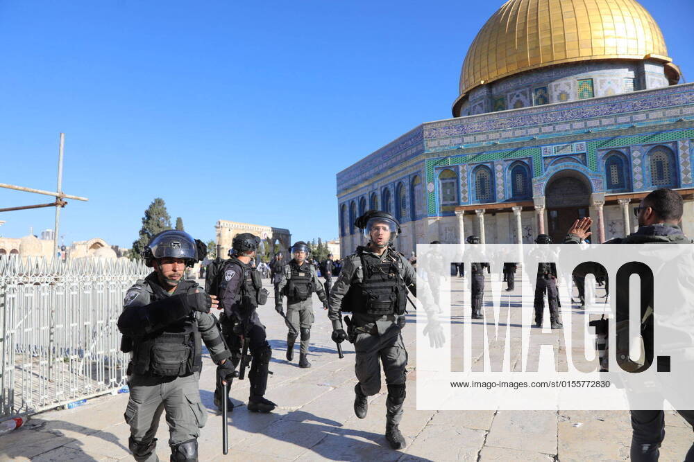 (220415) -- JERUSALEM, April 15, 2022 -- Israeli security forces enter the Al-Aqsa mosque compound in Jerusalem, April 15, 2022. According to Palestinian health officials, over 100 Palestinians have been injured so far in the clashes, while the Israeli police reported that three officers were lightly wounded. (Photo by Xinhua) MIDEAST-JERUSALEM-CLASHES MuammarxAwad