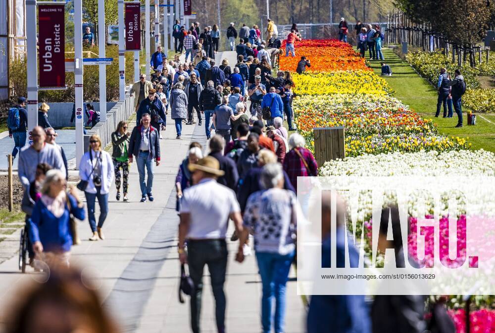 2022-04-17 12:57:18 ALMERE - Visitors to the Floriade Expo. The World Horticultural Exhibition is held once every ten years, each time in a different location. ANP JEFFREY GREENWEG netherlands out - belgium out