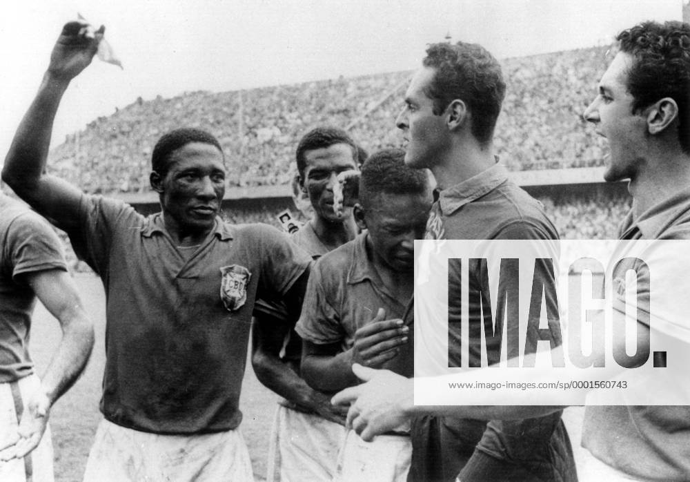 Fußball, WM 1958 in Stockholm, Finale Brasilien – Schweden 5 - 2 Weltmeister Brasilien, v.li.: Djalma Santos, Didi, der Freudentränen vergießende Pele, Torwart Gilmar und Orlando - Fußball WM Herren Weltmeisterschaft 1958, Nationalmannschaft, Nationalteam, Nationaltrikot, Länderspiel, Finale Gruppe Stockholm Glück, Freude,