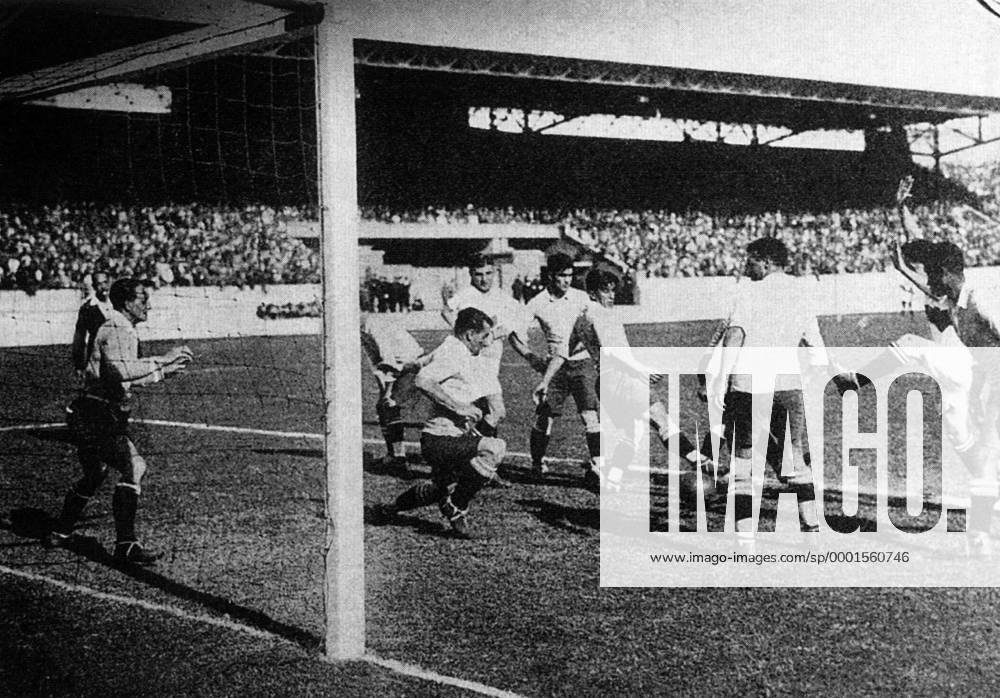 Strafraumszene aus dem ersten WM Finale 1930 - Uruguay (dunkle Hosen) schlägt Argentinien 4:2: hier erwartet Torwart Enrique Ballesteros (Uruguay) den Schuß eines Argentiniers - Fußball WM Herren Weltmeisterschaft 1930, Nationalmannschaft, Nationalteam, Nationaltrikot, Länderspiel, Finale Gruppe Montevideo