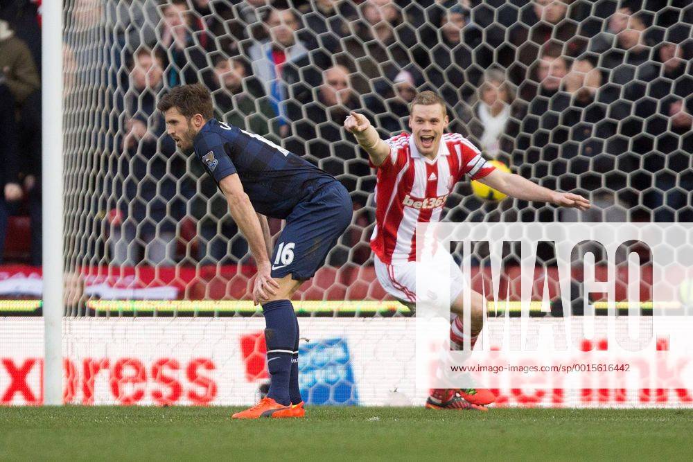 Michael Carrick of Manchester United (ManU) looks dejected as Stoke s Ryan Shawcross celebrates his sides opening goal - Stoke City vs. Manchester United (ManU) - Premier League - Britannia Stadium - Stoke - 01 02 2014 Pic PhilipxOldham Sportimage .
