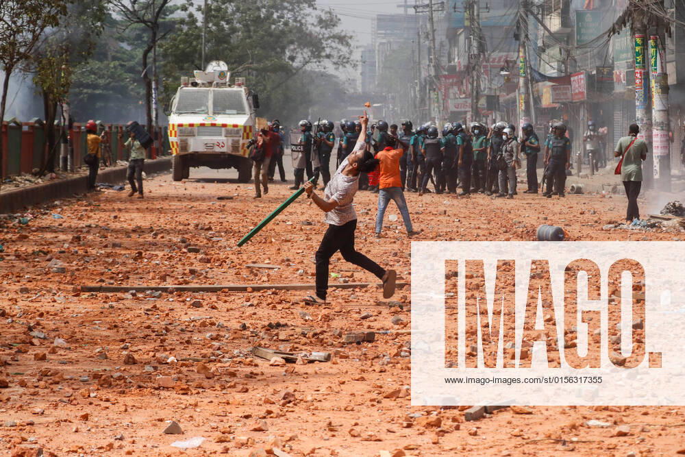 A trader is throwing bricks on the students of Dhaka College...At least 50 people, including seven journalists, were injured as students of Dhaka College and traders of Dhaka New Market locked in clashes in Dhaka s New Market area on Tuesday, April 19, 2022. Dhaka Bangladesh - ZUMAh355 20220419_zip_h355_007