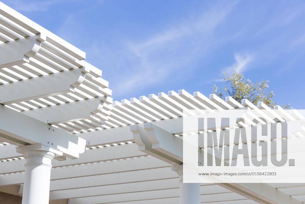 IMAGO Creative, Sommer, Schatten-Plätze bei Hitze Schönes Haus Terrassenüberdachung gegen den blauen Himmel