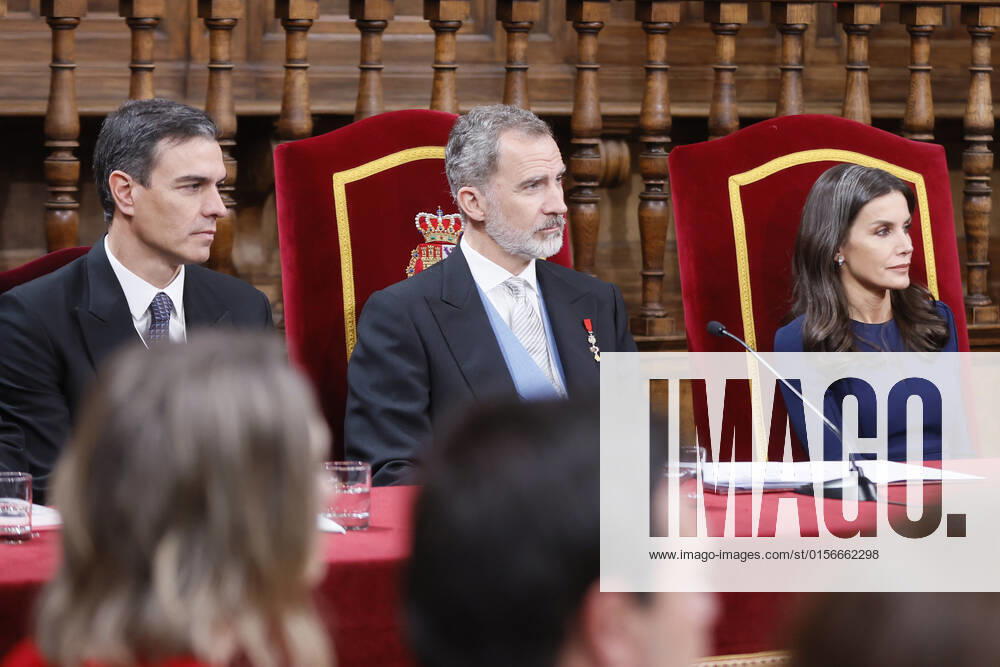 Spain s King Felipe VI, Queen Letizia and Prime Minister Pedro Sanchez (L) attend the Cervantes Award s gala ceremony at Alcala de Henares University in Madrid region, central Spain, 22 April 2022. Argentinia actress Cecilia Roth collected Cervantes Award on behalf of Uruguayan author Cristina Peri Rossi, who has been unable to be in the awarding ceremony due to her health condition. Cervantes Award s gala !ACHTUNG: NUR REDAKTIONELLE NUTZUNG!
