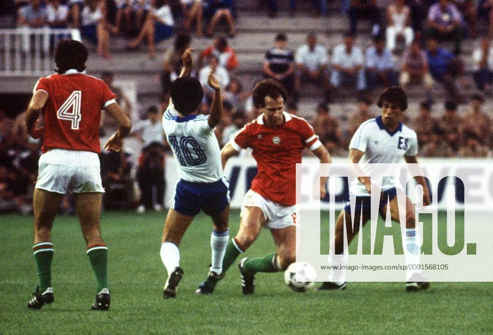 Tibor Nyilasi (2.v.re., Ungarn) gegen Jose Huezo (2.v.li., El Salvador) Fußball WM Herren Weltmeisterschaft 1982, Länderspiel, Nationalmannschaft, Nationalteam, Nationaltrikot, Gruppe 3,Vdia Gruppe Elche Dynamik,