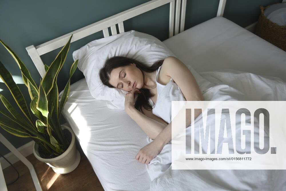Woman sleeping in bed at home model released, Symbolfoto property released, VBUF00078