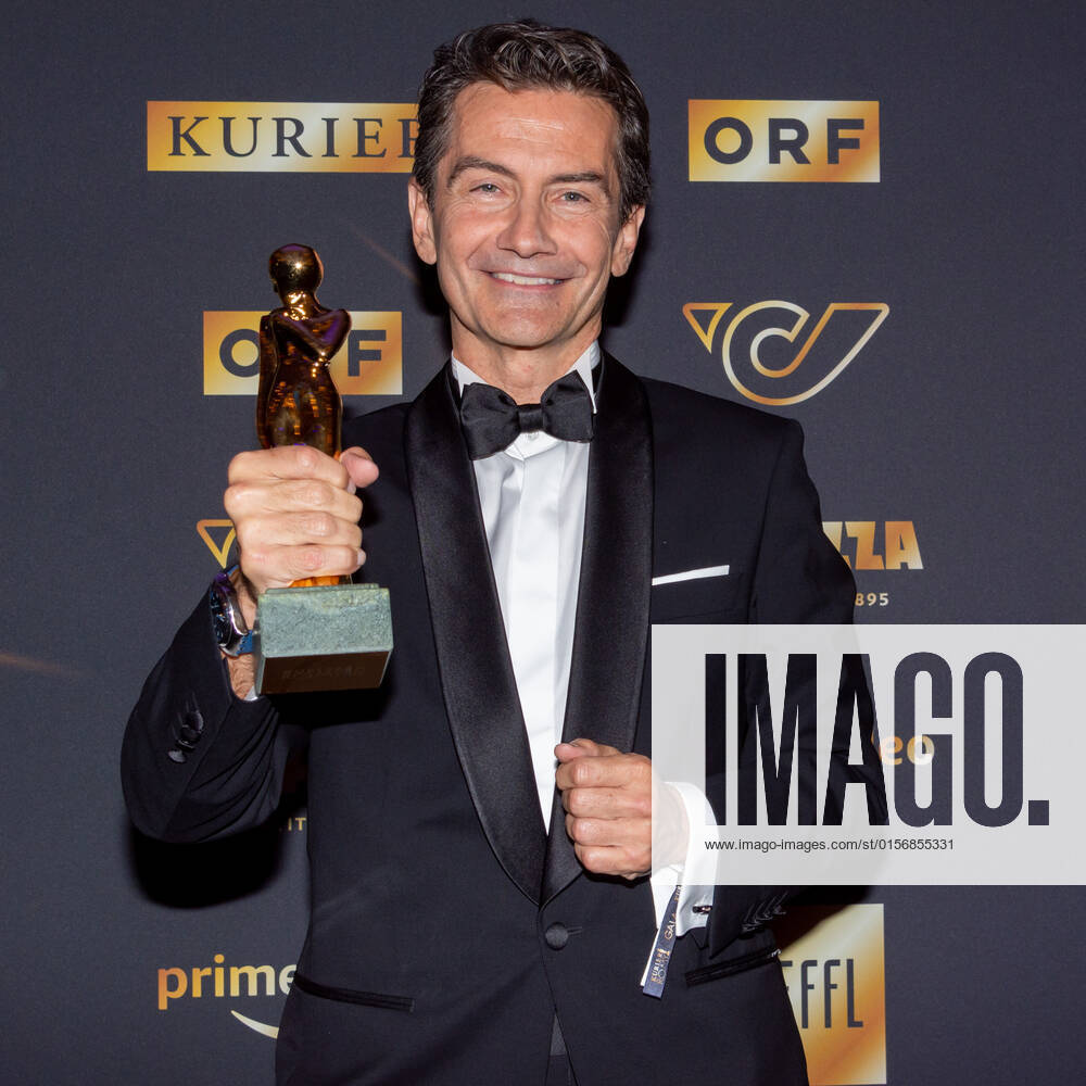 20220423 Kurier Romy Gala 2022 WIEN, OESTERREICH - 23. APRIL: Spezial-Romy fuer die Hilfsaktion -Nachbar in Not- erhielt Generaldirektor des ORF Roland Weissmann bei der Verleihung des deutschsprachigen Film- und Fernseh-Preises, die 33. Kurier Romy Gala 2022 im Festsaal der Wiener Hofburg am 23. April 2022 in Wien, Oesterreich. 220423_SEPA_17_020
