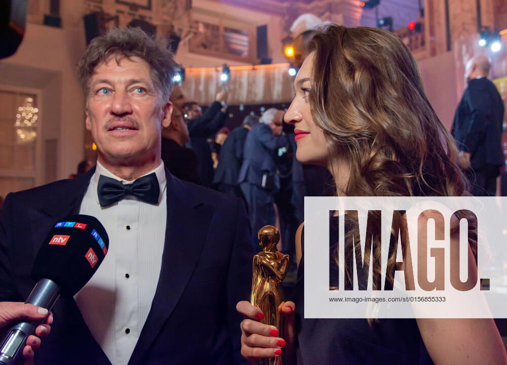 20220423 Kurier Romy Gala 2022 WIEN, OESTERREICH - 23. APRIL: Schauspieler Tobias Moretti mit seiner Tochter Preistraegerin in der Kategorie -Entdeckung weiblich- Antonia Moretti bei der Verleihung des deutschsprachigen Film- und Fernseh-Preises, die 33. Kurier Romy Gala 2022 im Festsaal der Wiener Hofburg am 23. April 2022 in Wien, Oesterreich. 220423_SEPA_17_030
