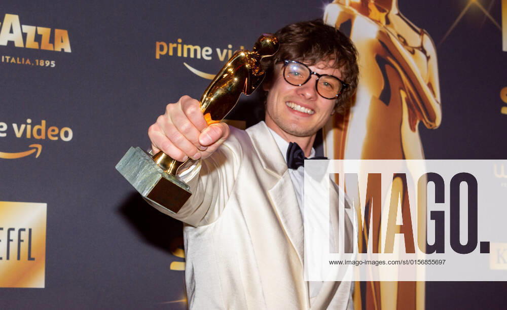 20220423 Kurier Romy Gala 2022 WIEN, OESTERREICH - 23. APRIL: Preistraeger in der Kategorie -Entdeckung maennlich- Julian Looman bei der Verleihung des deutschsprachigen Film- und Fernseh-Preises, die 33. Kurier Romy Gala 2022 im Festsaal der Wiener Hofburg am 23. April 2022 in Wien, Oesterreich. 220423_SEPA_17_003