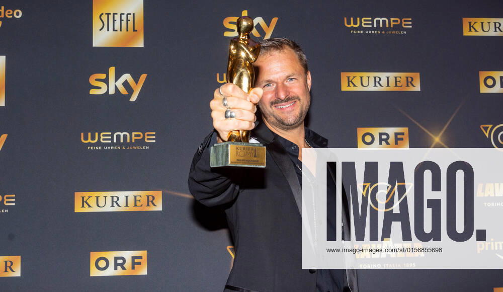 20220423 Kurier Romy Gala 2022 WIEN, OESTERREICH - 23. APRIL: Preistraeger in der Kategorie -Beliebteste Schauspieler in einem Film- Philipp Hochmair bei der Verleihung des Deutschsprachigen Film- und Fernseh-Preises, die 33. Kurier Romy Gala 2022 im Festsaal der Wiener Hofburg am 23. April 2022 in Wien, Oesterreich. 220423_SEPA_17_009