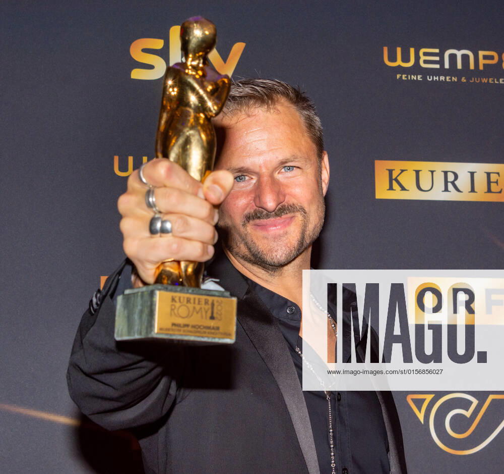 20220423 Kurier Romy Gala 2022 WIEN, OESTERREICH - 23. APRIL: Preistraeger in der Kategorie -Beliebteste Schauspieler in einem Film- Philipp Hochmair bei der Verleihung des Deutschsprachigen Film- und Fernseh-Preises, die 33. Kurier Romy Gala 2022 im Festsaal der Wiener Hofburg am 23. April 2022 in Wien, Oesterreich. 220423_SEPA_17_010