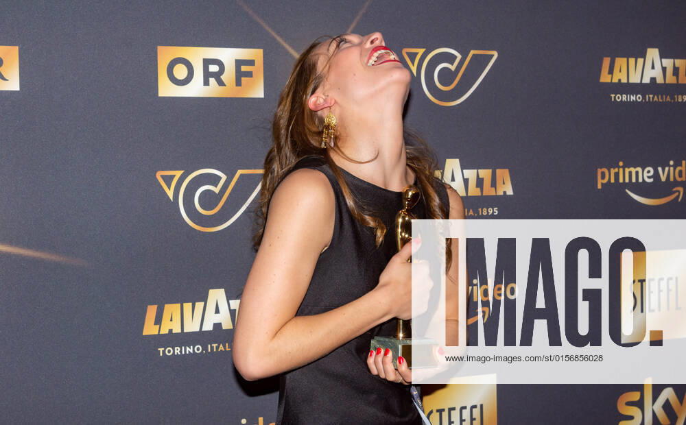 20220423 Kurier Romy Gala 2022 WIEN, OESTERREICH - 23. APRIL: Preistraegerin in der Kategorie -Entdeckung weiblich- Antonia Moretti bei der Verleihung des deutschsprachigen Film- und Fernseh-Preises, die 33. Kurier Romy Gala 2022 im Festsaal der Wiener Hofburg am 23. April 2022 in Wien, Oesterreich. 220423_SEPA_17_014