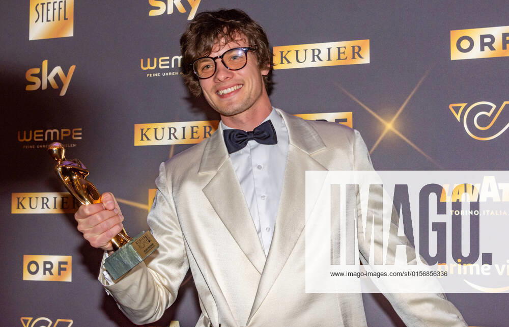 20220423 Kurier Romy Gala 2022 WIEN, OESTERREICH - 23. APRIL: Preistraeger in der Kategorie -Entdeckung maennlich- Julian Looman bei der Verleihung des deutschsprachigen Film- und Fernseh-Preises, die 33. Kurier Romy Gala 2022 im Festsaal der Wiener Hofburg am 23. April 2022 in Wien, Oesterreich. 220423_SEPA_17_001
