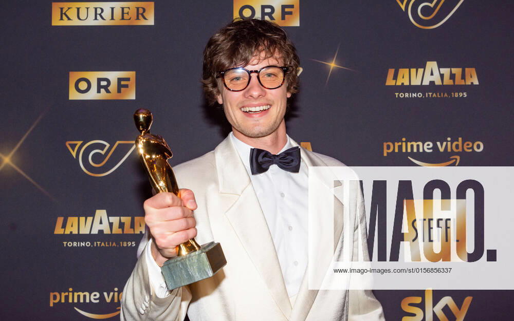 20220423 Kurier Romy Gala 2022 WIEN, OESTERREICH - 23. APRIL: Preistraeger in der Kategorie -Entdeckung maennlich- Julian Looman bei der Verleihung des deutschsprachigen Film- und Fernseh-Preises, die 33. Kurier Romy Gala 2022 im Festsaal der Wiener Hofburg am 23. April 2022 in Wien, Oesterreich. 220423_SEPA_17_002