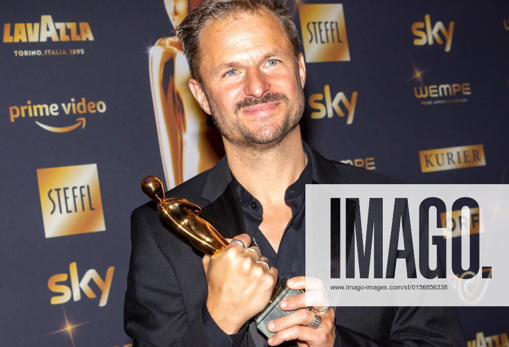 20220423 Kurier Romy Gala 2022 WIEN, OESTERREICH - 23. APRIL: Preistraeger in der Kategorie -Beliebteste Schauspieler in einem Film- Philipp Hochmair bei der Verleihung des Deutschsprachigen Film- und Fernseh-Preises, die 33. Kurier Romy Gala 2022 im Festsaal der Wiener Hofburg am 23. April 2022 in Wien, Oesterreich. 220423_SEPA_17_011