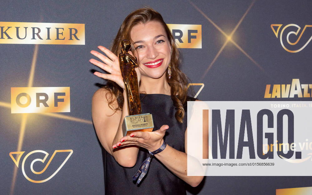 20220423 Kurier Romy Gala 2022 WIEN, OESTERREICH - 23. APRIL: Preistraegerin in der Kategorie -Entdeckung weiblich- Antonia Moretti bei der Verleihung des deutschsprachigen Film- und Fernseh-Preises, die 33. Kurier Romy Gala 2022 im Festsaal der Wiener Hofburg am 23. April 2022 in Wien, Oesterreich. 220423_SEPA_17_013