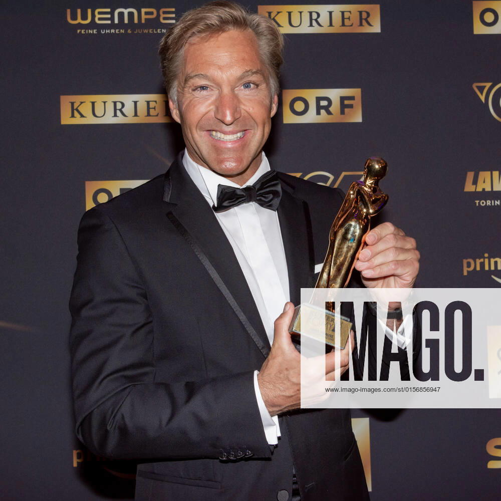 20220423 Kurier Romy Gala 2022 WIEN, OESTERREICH - 23. APRIL: Preistraeger in der Kategorie -Show und Unterhaltung- Hans Knauss bei der Verleihung des deutschsprachigen Film- und Fernseh-Preises, die 33. Kurier Romy Gala 2022 im Festsaal der Wiener Hofburg am 23. April 2022 in Wien, Oesterreich. 220423_SEPA_17_022