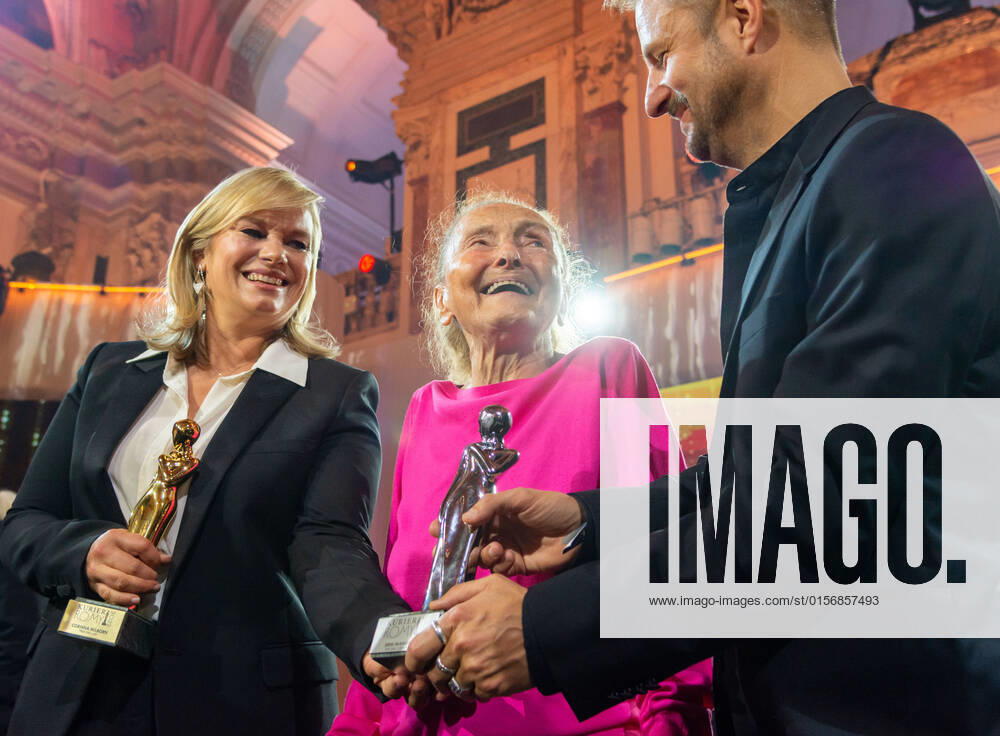 20220423 Kurier Romy Gala 2022 WIEN, OESTERREICH - 23. APRIL: Preistraegerin der Kurier Platin-Romy 2022 fuer ihr Lebenswerk Erni Mangold(Mitte) mit Corinna Milborn (links) und Philipp Hochmeier(rechts) bei der Verleihung des deutschsprachigen Film- und Fernseh-Preises, die 33. Kurier Romy Gala 2022 im Festsaal der Wiener Hofburg am 23. April 2022 in Wien, Oesterreich. 220423_SEPA_17_026