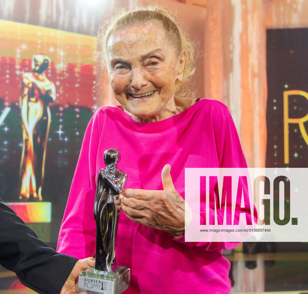 20220423 Kurier Romy Gala 2022 WIEN, OESTERREICH - 23. APRIL: Preistraegerin der Kurier Platin-Romy 2022 fuer ihr Lebenswerk Erni Mangold bei der Verleihung des deutschsprachigen Film- und Fernseh-Preises, die 33. Kurier Romy Gala 2022 im Festsaal der Wiener Hofburg am 23. April 2022 in Wien, Oesterreich. 220423_SEPA_17_029