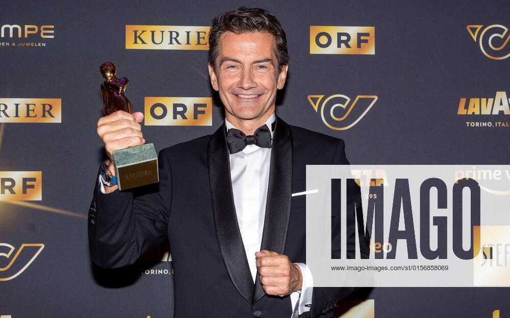 20220423 Kurier Romy Gala 2022 WIEN, OESTERREICH - 23. APRIL: Spezial-Romy fuer die Hilfsaktion -Nachbar in Not- erhielt Generaldirektor des ORF Roland Weissmann bei der Verleihung des deutschsprachigen Film- und Fernseh-Preises, die 33. Kurier Romy Gala 2022 im Festsaal der Wiener Hofburg am 23. April 2022 in Wien, Oesterreich. 220423_SEPA_17_019