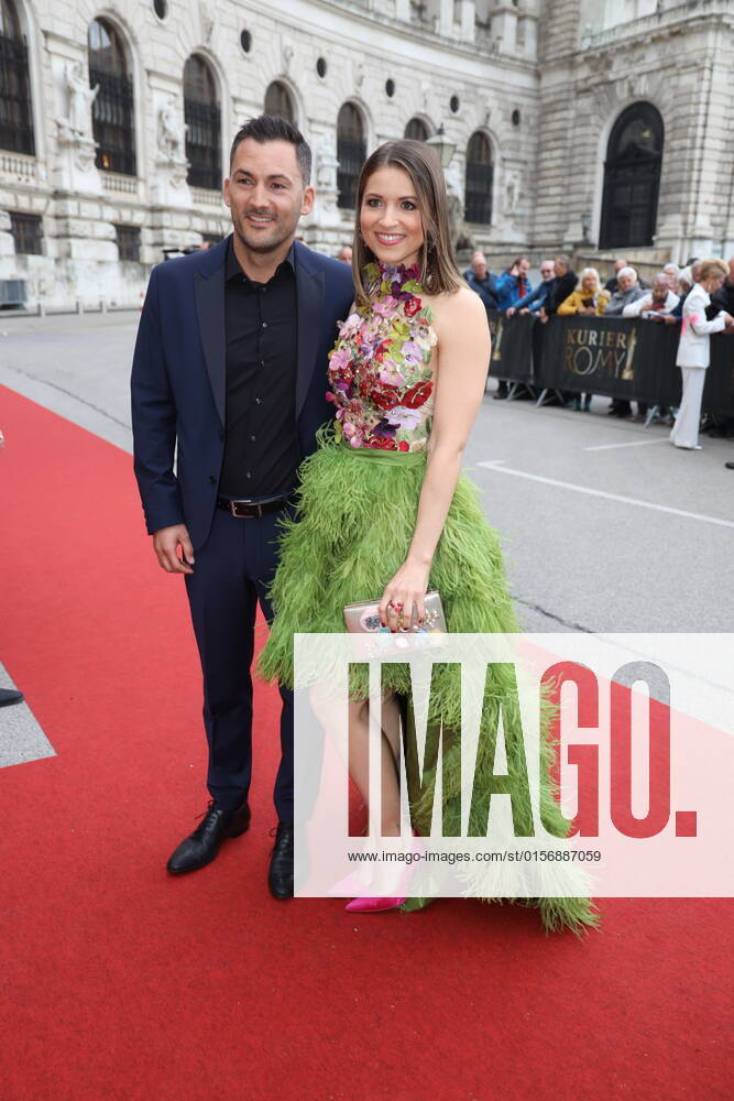 Romy Gala 2022 Wien, 23. 04. 2022 Kristina INHOF mit Begleitung