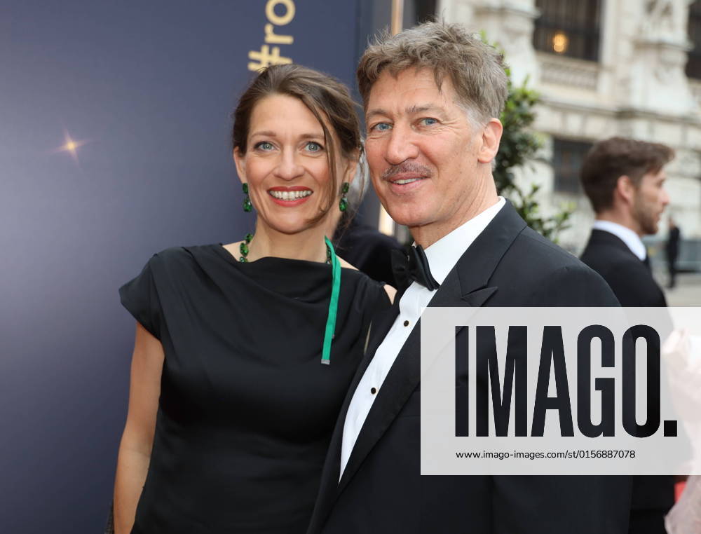 Romy Gala 2022 Wien, 23. 04. 2022 Tobias MORETTI mit Frau Julia