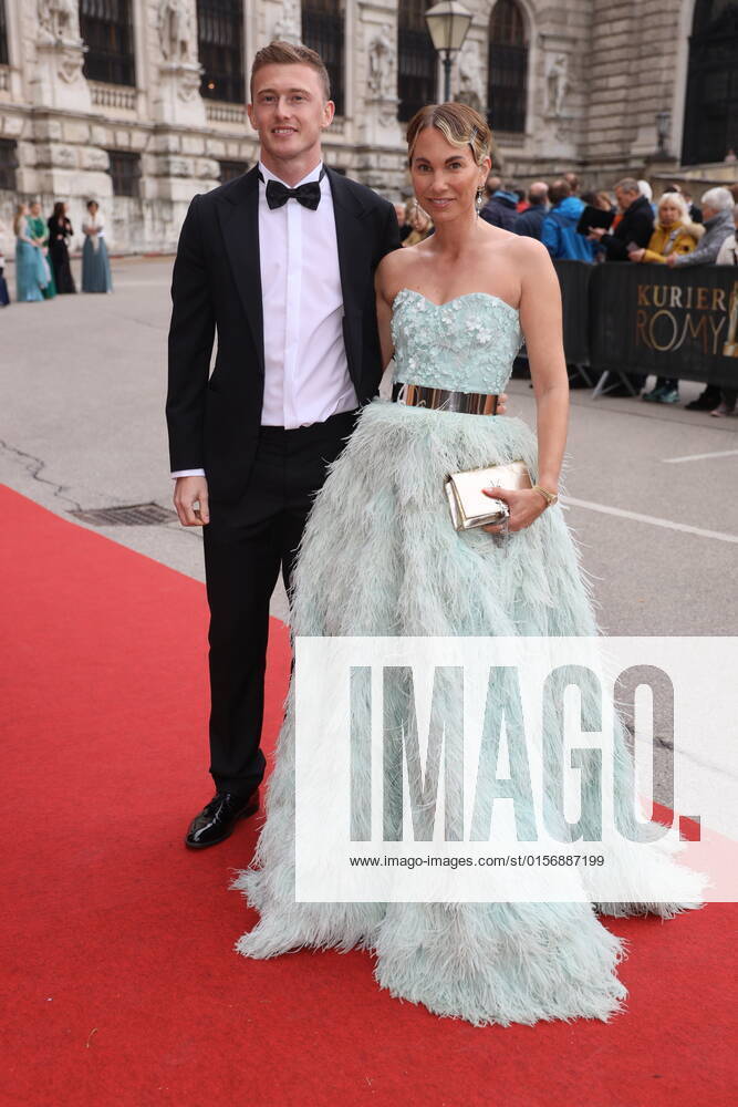 Romy Gala 2022 Wien, 23. 04. 2022 Karin TEIGL mit Begleitung