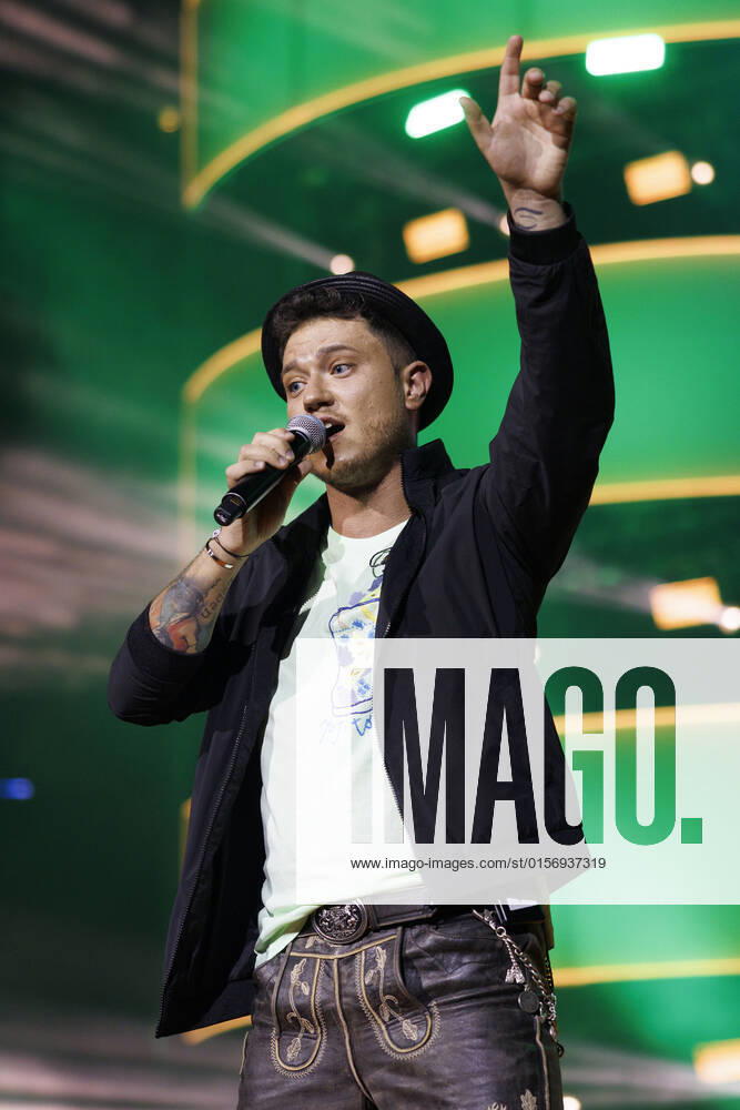 Schlagersänger Max Weidner bei das große Schlagerfest XXL in der Lanxess-Arena. Köln, 23.04.2022 NRW Deutschland