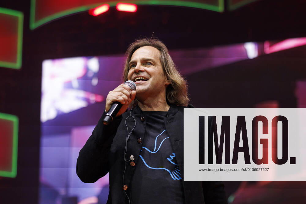Sänger Tim Wilhelm von der Band Münchener Freiheit bei das große Schlagerfest XXL in der Lanxess-Arena. Köln, 23.04.2022 NRW Deutschland