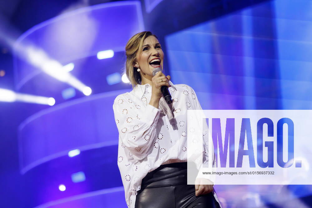 Sängerin Anna-Maria Zimmermann bei das große Schlagerfest XXL in der Lanxess-Arena. Köln, 23.04.2022 NRW Deutschland