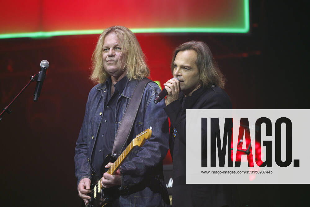 Gitarrist Aron Strobel und Sänger Tim Wilhelm von der Band Münchener Freiheit bei das große Schlagerfest XXL in der Lanxess-Arena. Köln, 23.04.2022 NRW Deutschland