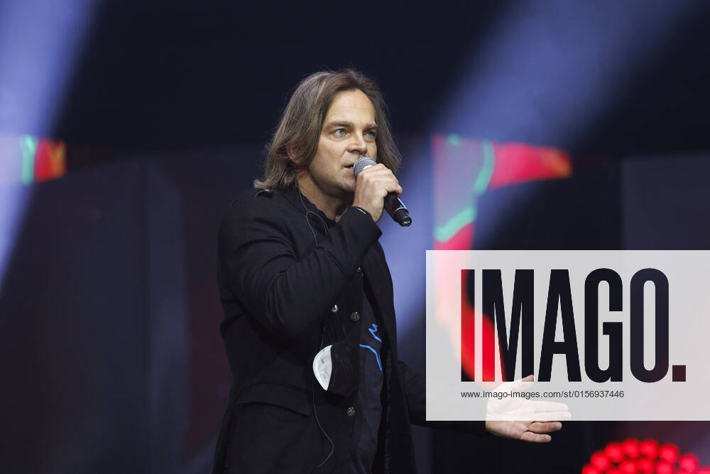 Sänger Tim Wilhelm von der Band Münchener Freiheit bei das große Schlagerfest XXL in der Lanxess-Arena. Köln, 23.04.2022 NRW Deutschland