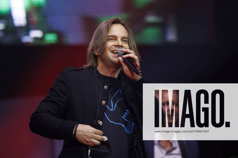 Sänger Tim Wilhelm von der Band Münchener Freiheit bei das große Schlagerfest XXL in der Lanxess-Arena. Köln, 23.04.2022 NRW Deutschland