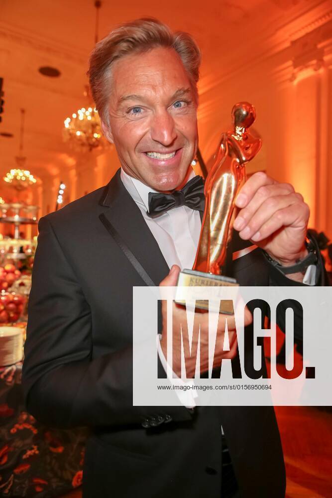 Wiener Hofburg, ROMY - Film- u. TV-Preis, Gala-Verleihung des Fernseh-Preises von ORF u. KURIER im Bild: Hans Knauss, -mit d Award, ROMY - Film- u. TV-Preis