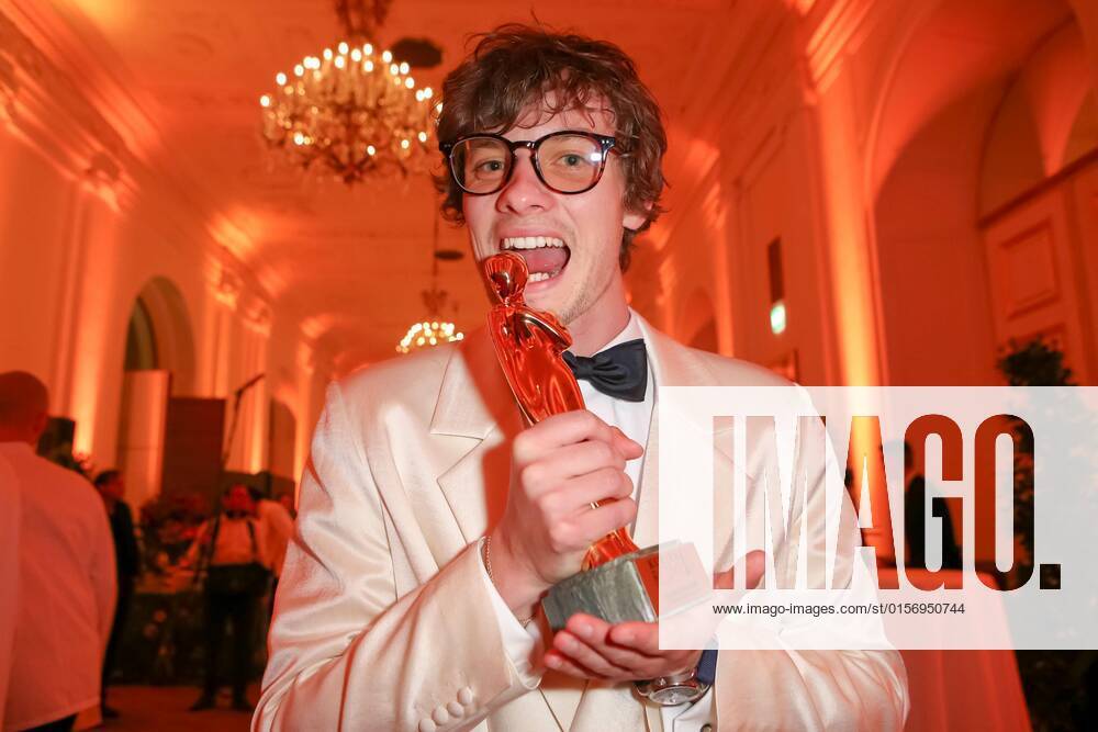 Wiener Hofburg, ROMY - Film- u. TV-Preis, Gala-Verleihung des Fernseh-Preises von ORF u. KURIER im Bild: Julian Waldner, -mit d Award, ROMY - Film- u. TV-Preis