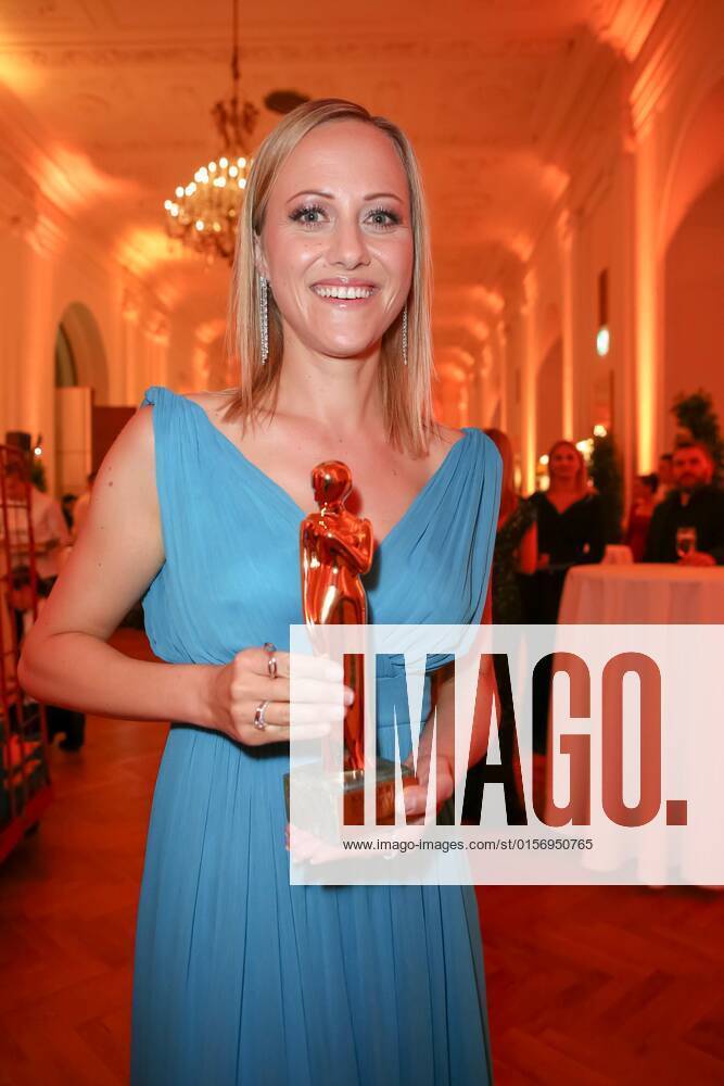 Wiener Hofburg, ROMY - Film- u. TV-Preis, Gala-Verleihung des Fernseh-Preises von ORF u. KURIER im Bild: Alina Zellhofer, -mit d Award, ROMY - Film- u. TV-Preis
