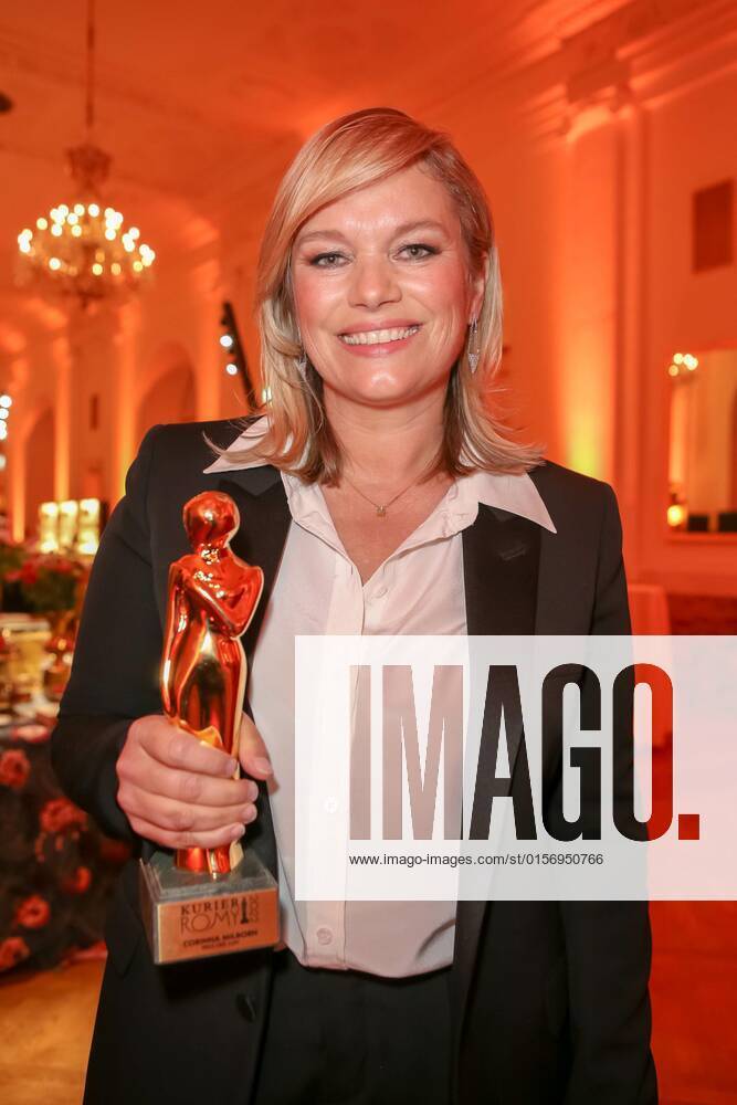 Wiener Hofburg, ROMY - Film- u. TV-Preis, Gala-Verleihung des Fernseh-Preises von ORF u. KURIER im Bild: Corinna Milborn, -mit d Award, ROMY - Film- u. TV-Preis