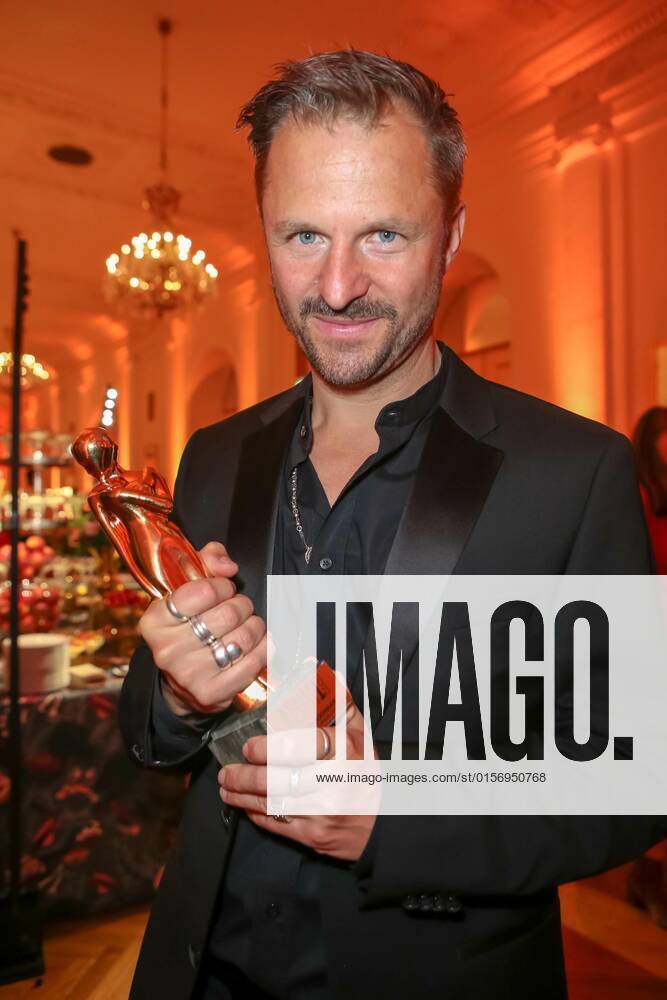 Wiener Hofburg, ROMY - Film- u. TV-Preis, Gala-Verleihung des Fernseh-Preises von ORF u. KURIER im Bild: Philipp Hochmair, -mit d Award, ROMY - Film- u. TV-Preis