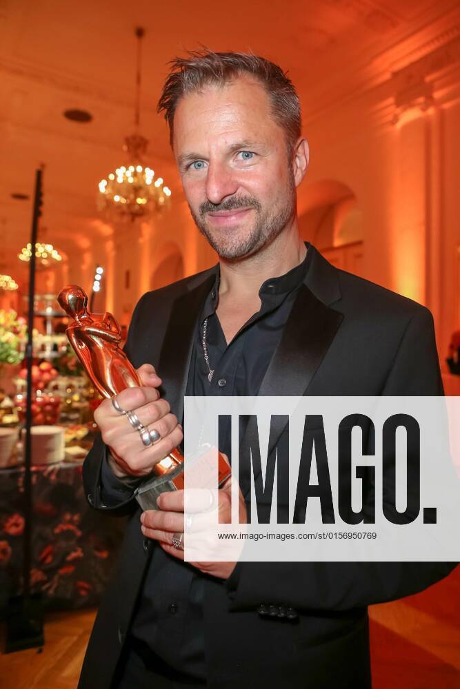 Wiener Hofburg, ROMY - Film- u. TV-Preis, Gala-Verleihung des Fernseh-Preises von ORF u. KURIER im Bild: Philipp Hochmair, -mit d Award, ROMY - Film- u. TV-Preis